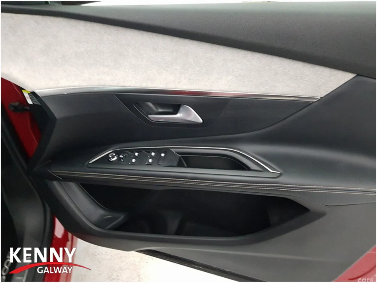 Peugeot 5008 MPV, Petrol, 2021, Red