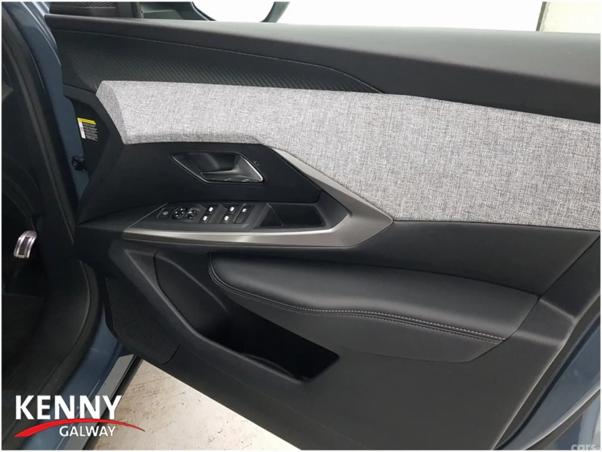 Peugeot 5008 MPV, Petrol, 2025, Blue