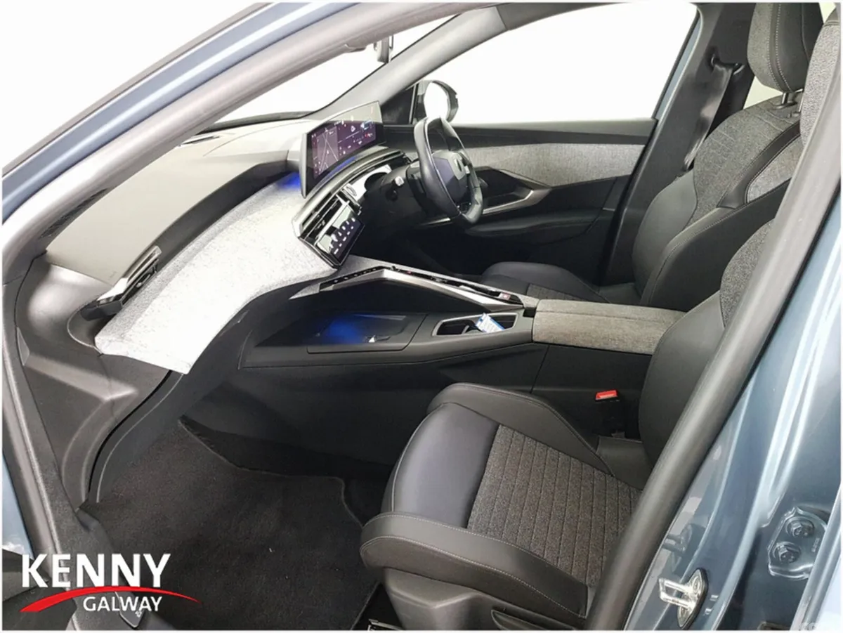 Peugeot 5008 MPV, Petrol, 2025, Blue