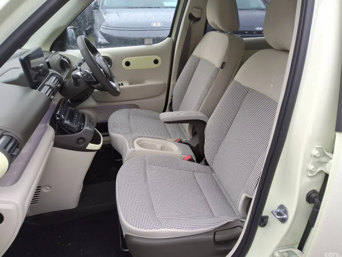 Hyundai INSTER MPV, Electric, 2026, Yellow