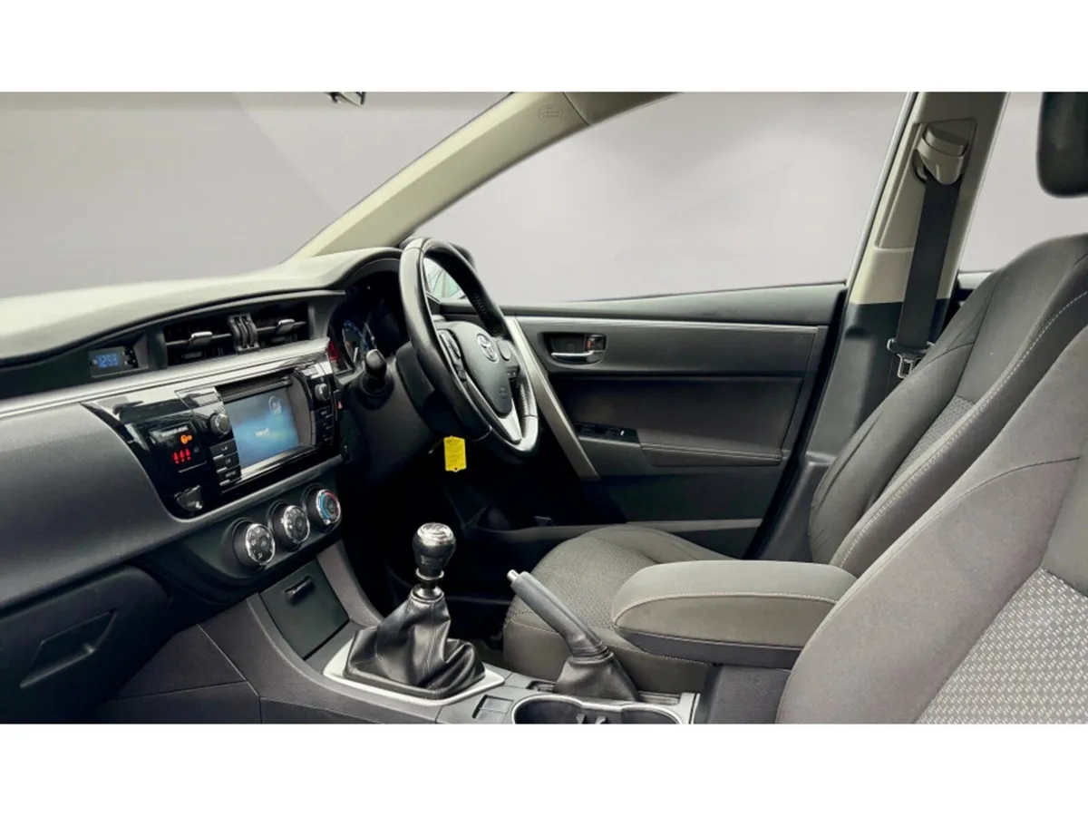 Toyota Corolla Saloon, Diesel, 2016, White