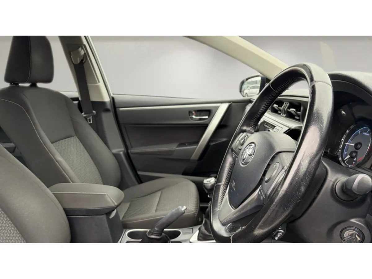 Toyota Corolla Saloon, Diesel, 2016, White