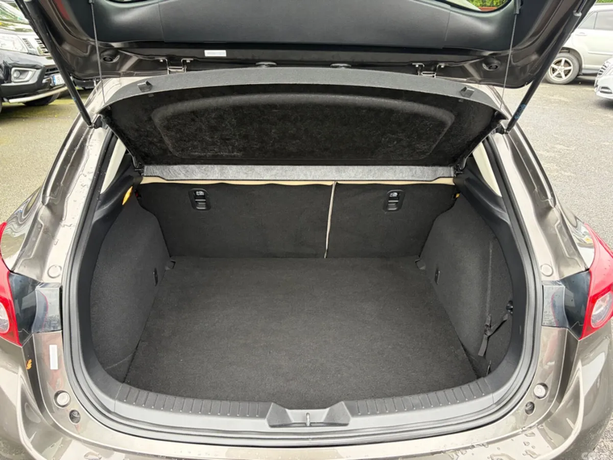 Mazda Mazda3 Hatchback, Diesel, 2014, Brown