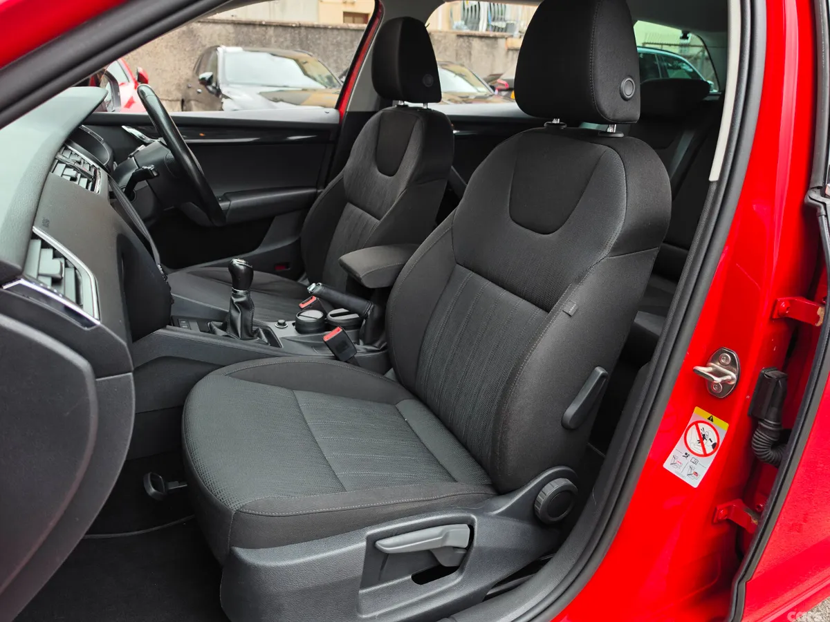 Skoda Octavia Estate, Petrol, 2018, Red