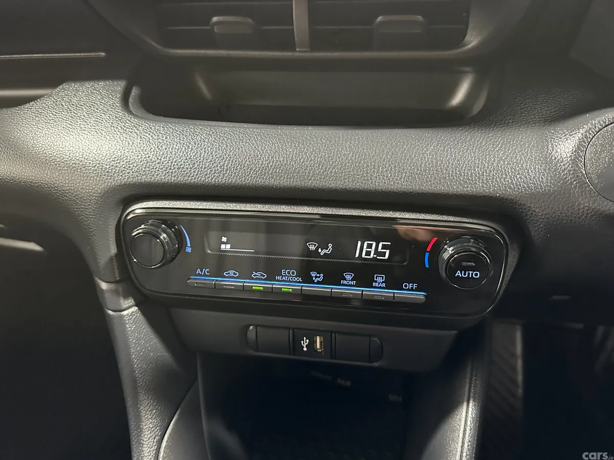 Toyota Yaris Hatchback, Petrol Hybrid, 2023, Silver