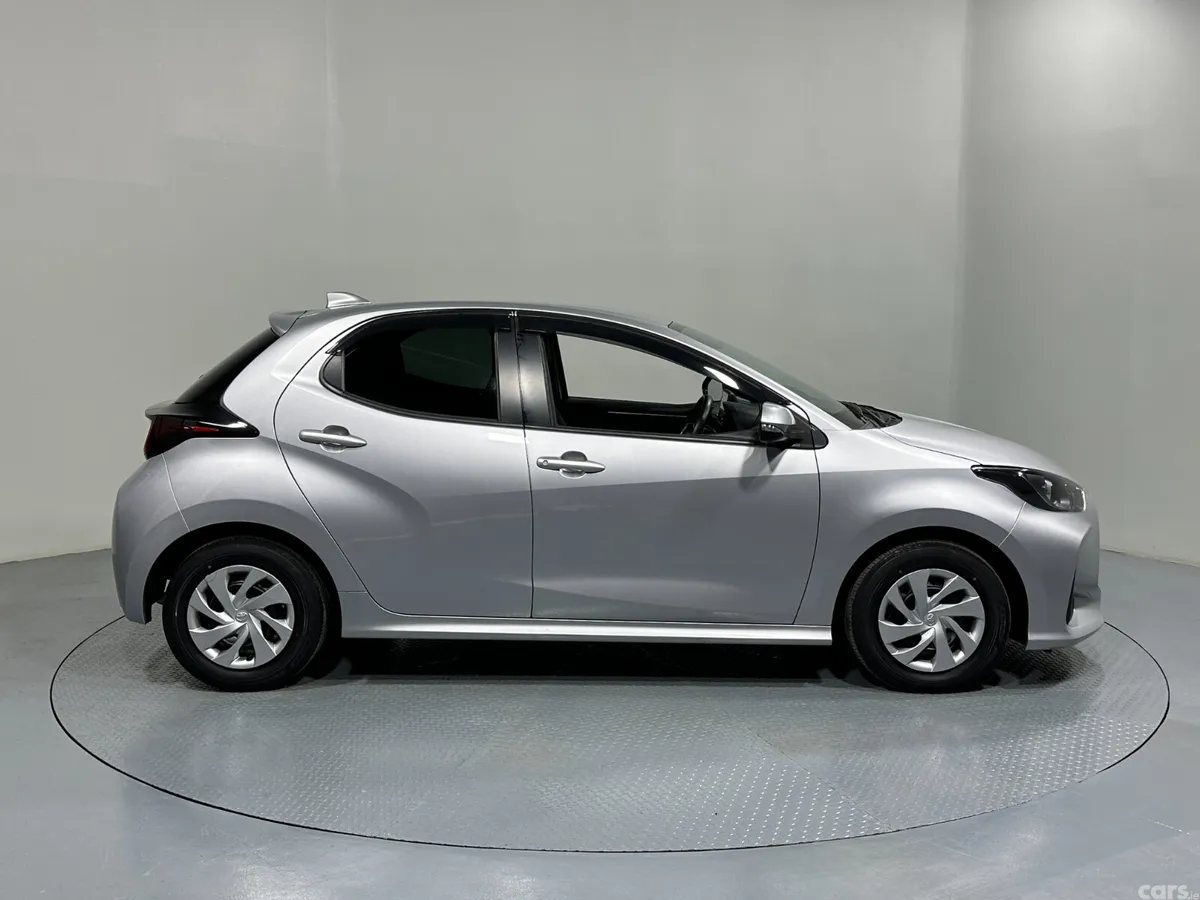Toyota Yaris Hatchback, Petrol Hybrid, 2023, Silver