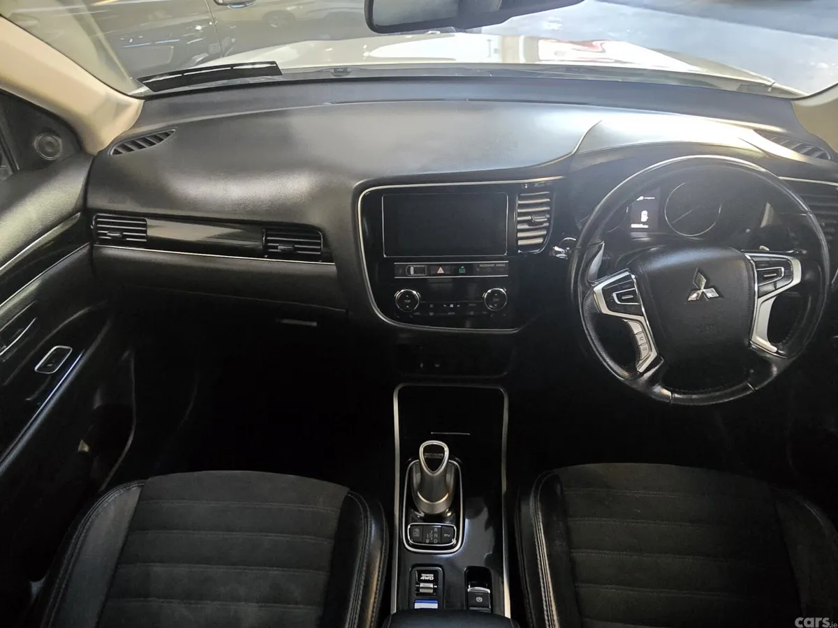 Mitsubishi Outlander SUV, Petrol Plug-in Hybrid, 2018, White