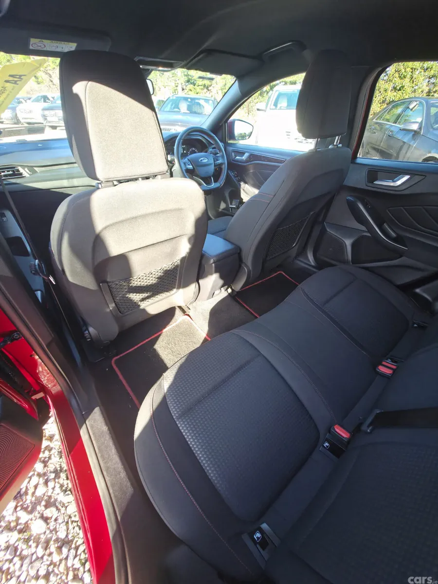 Ford Focus Hatchback, Diesel, 2020, Red