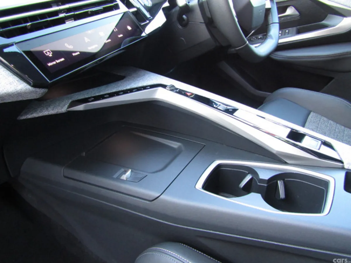 Peugeot 5008 MPV, Electric, 2025, Grey