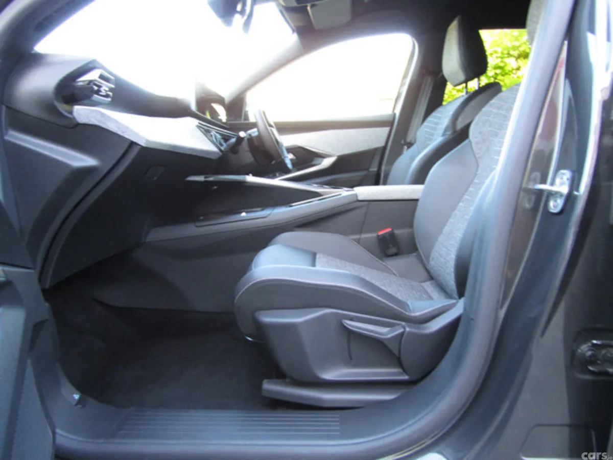 Peugeot 5008 MPV, Electric, 2025, Grey