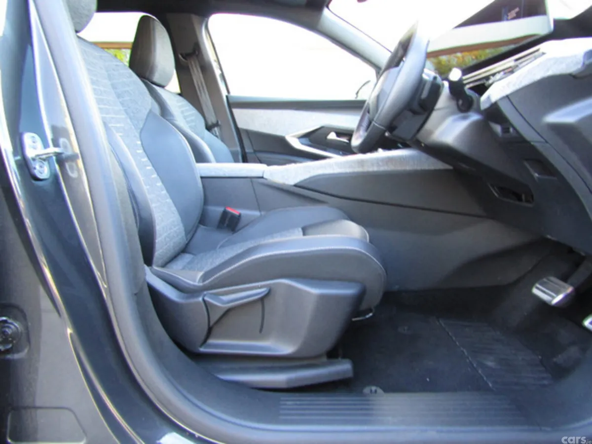 Peugeot 5008 MPV, Electric, 2025, Grey