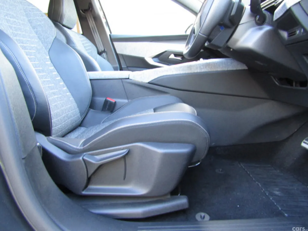 Peugeot 5008 MPV, Electric, 2025, Grey