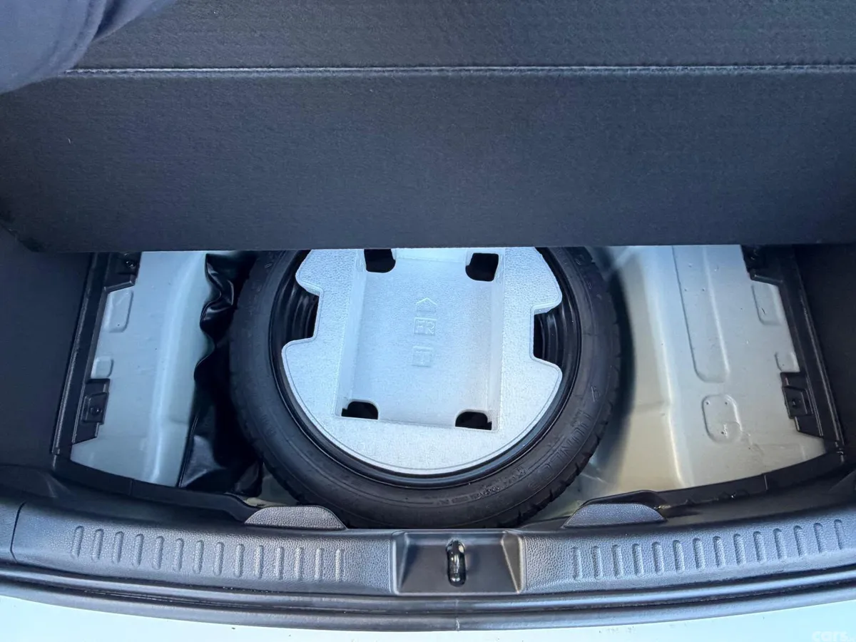 Toyota Yaris Hatchback, Petrol Hybrid, 2022, White