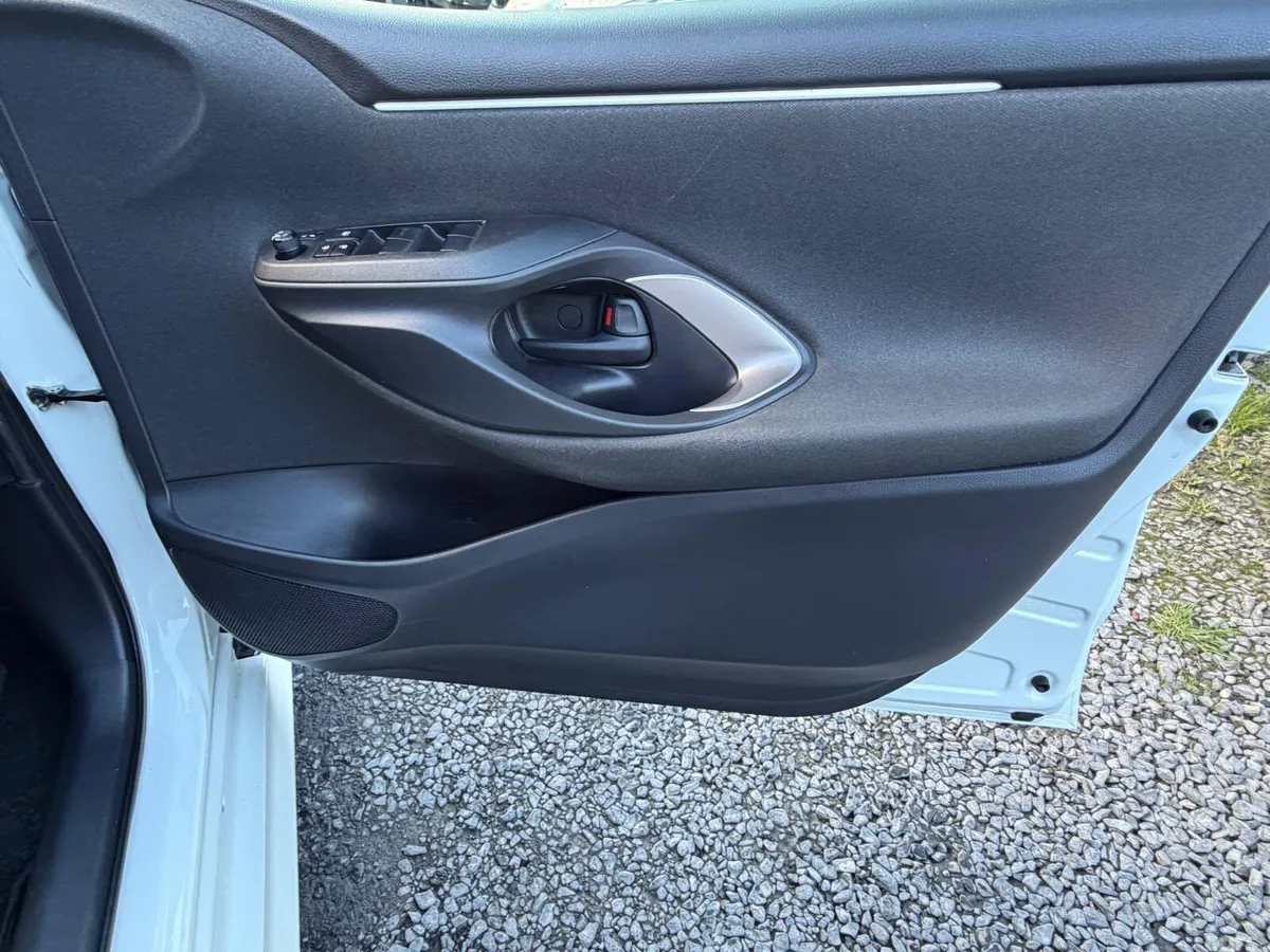 Toyota Yaris Hatchback, Petrol Hybrid, 2022, White