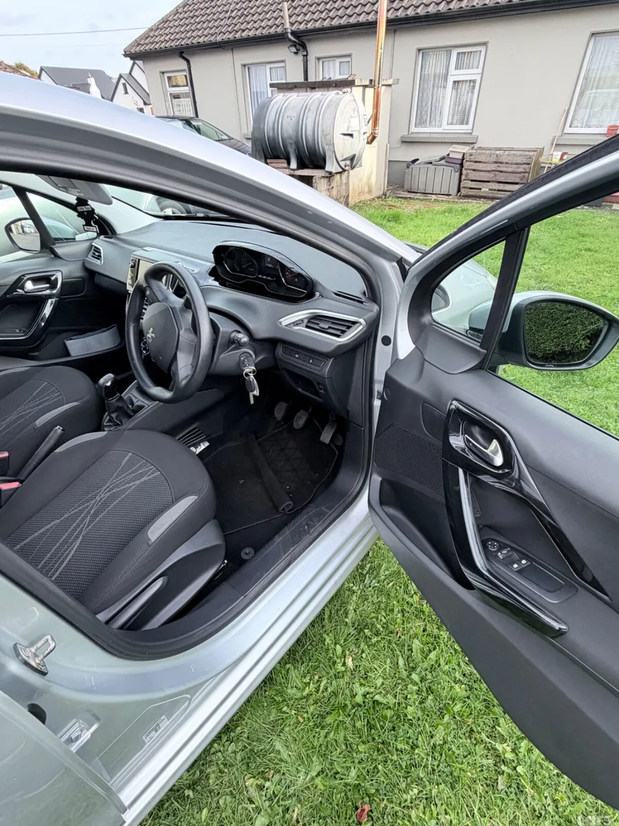 Peugeot 208 Hatchback, Petrol, 2013, Silver