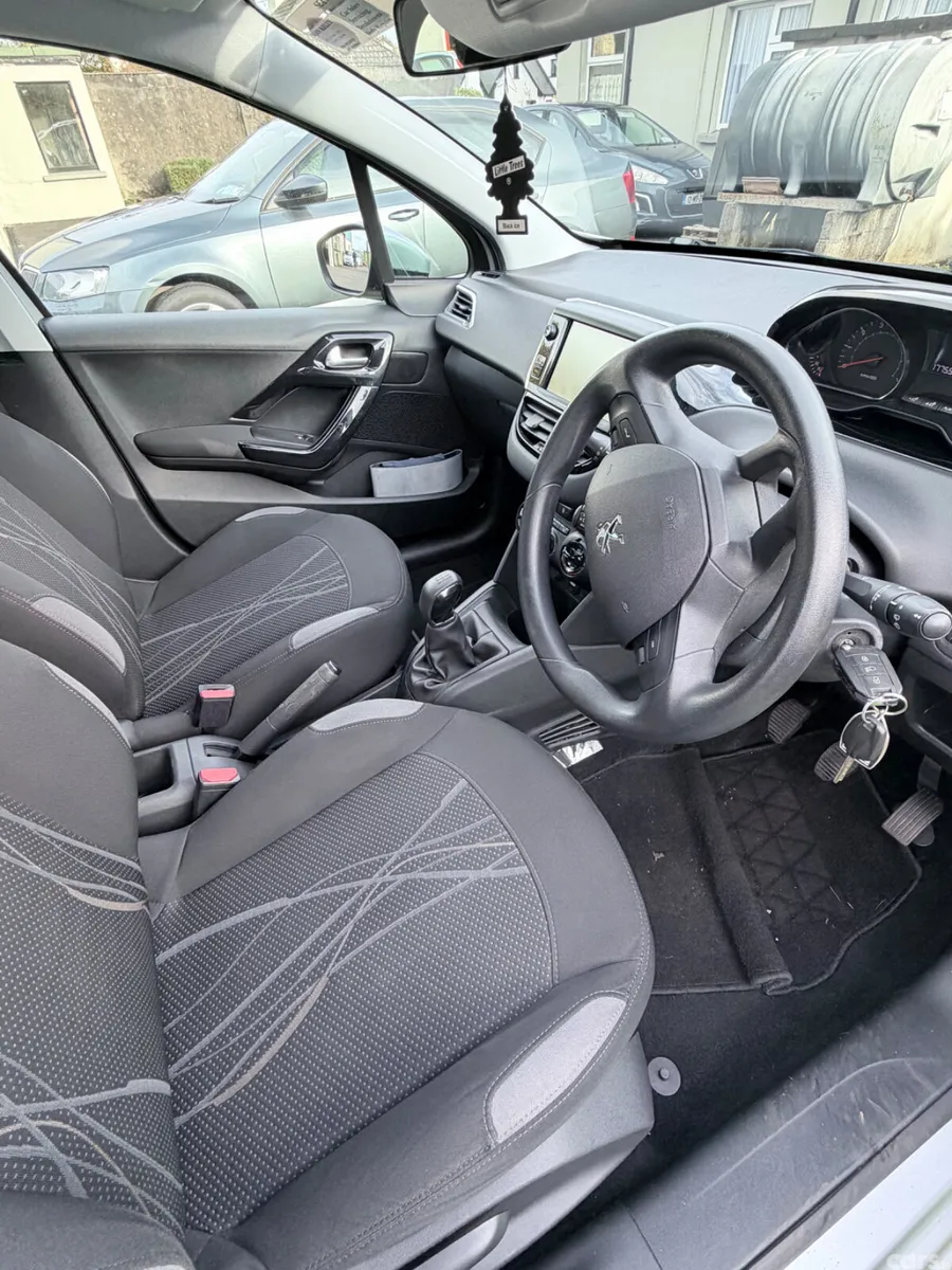 Peugeot 208 Hatchback, Petrol, 2013, Silver
