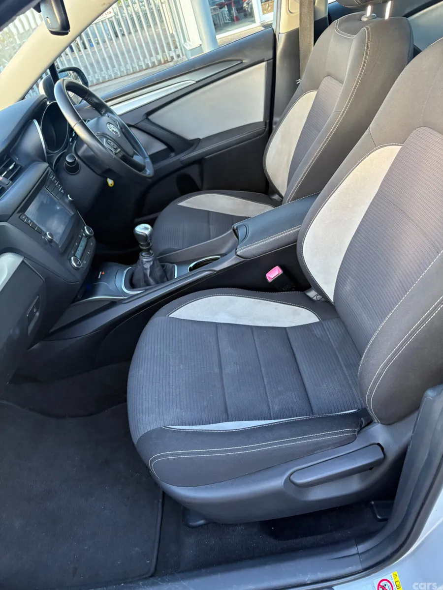 Toyota Avensis Saloon, Diesel, 2018, Silver