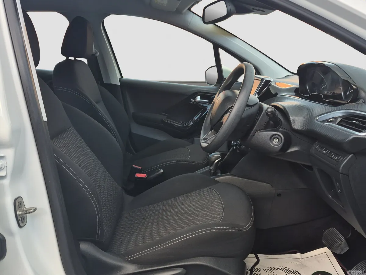 Peugeot 208 Hatchback, Petrol, 2017, White