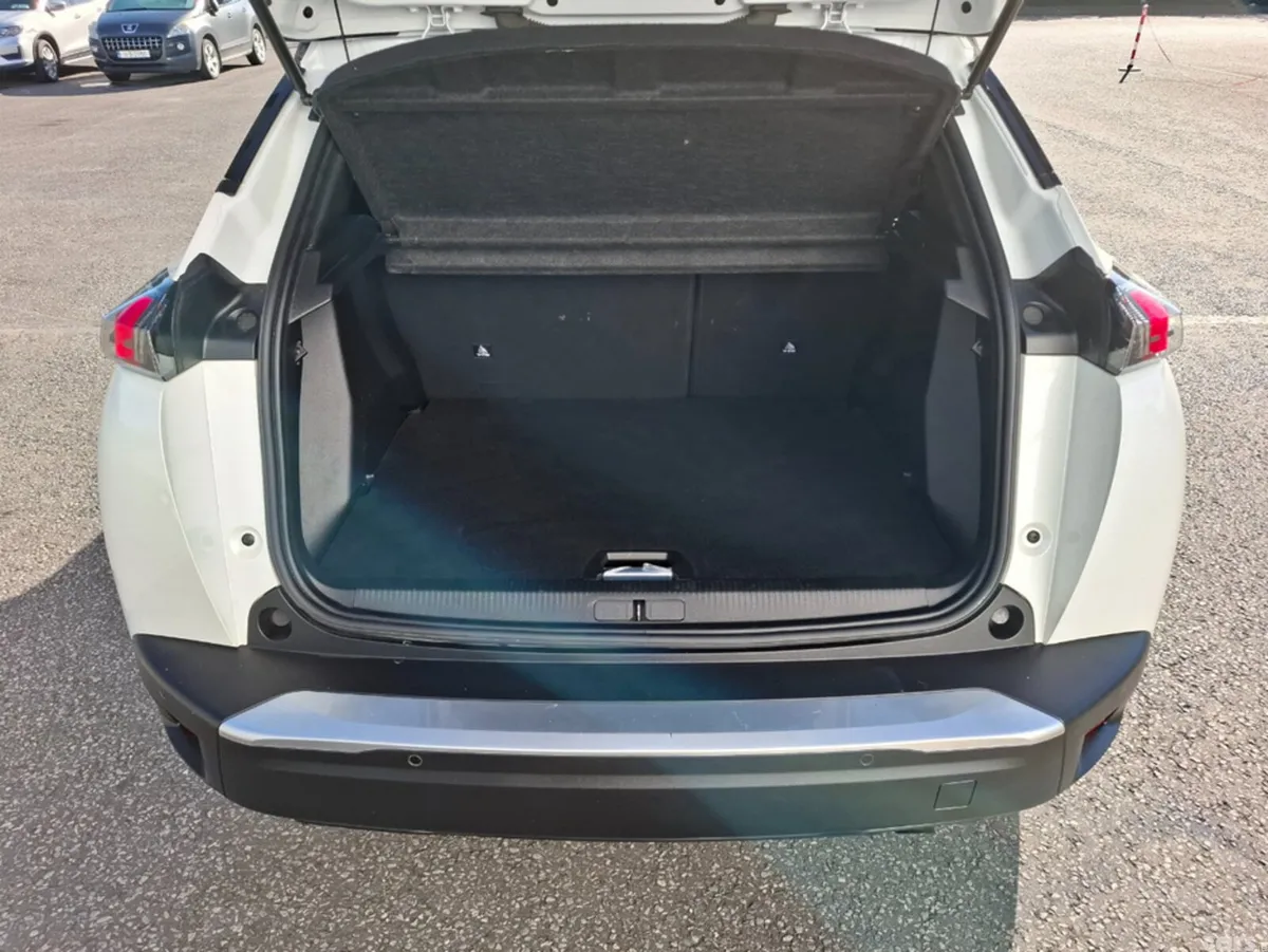 Peugeot 2008 MPV, Petrol, 2023, White