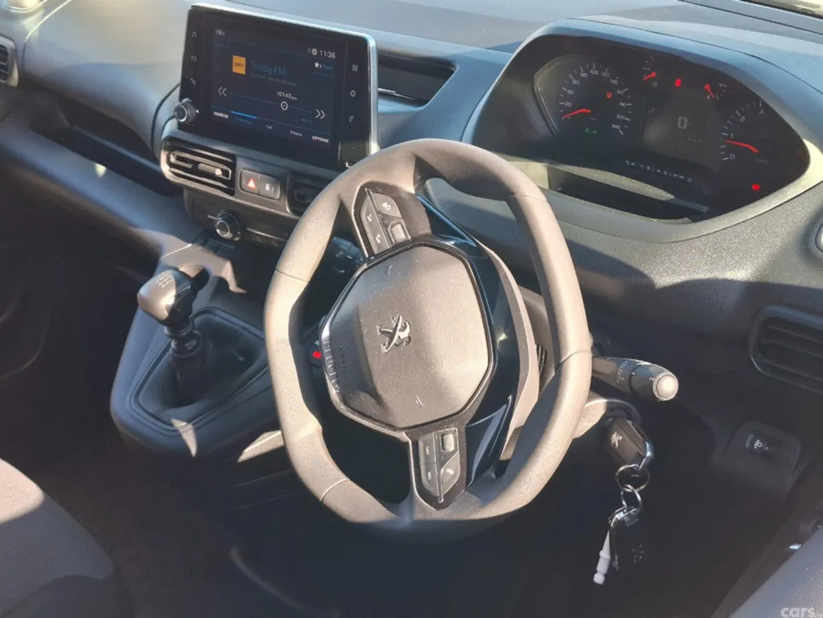 Peugeot 2008 MPV, Petrol, 2023, White