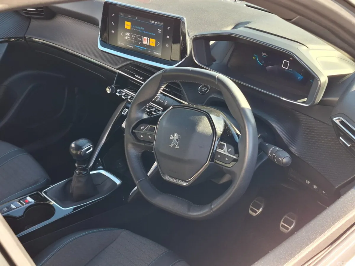 Peugeot 2008 MPV, Petrol, 2023, White