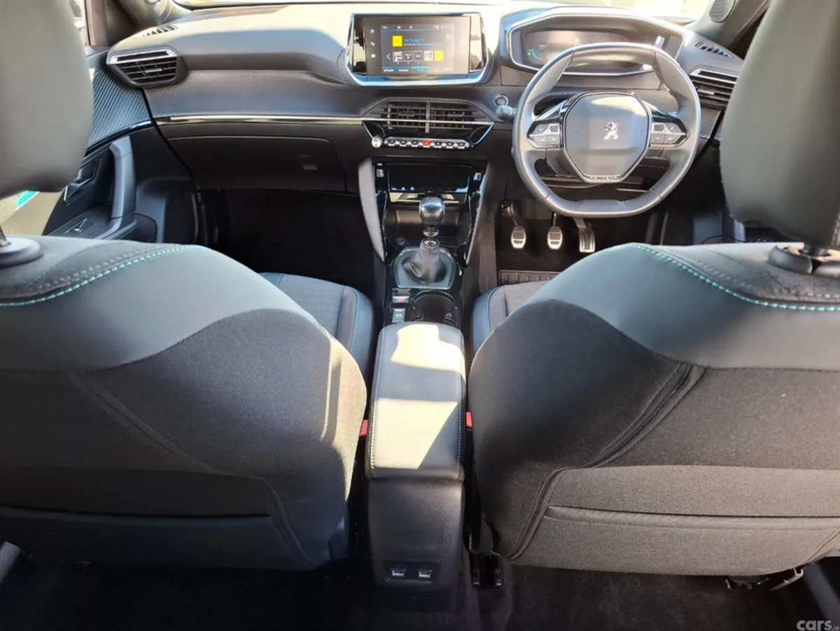 Peugeot 2008 MPV, Petrol, 2023, White