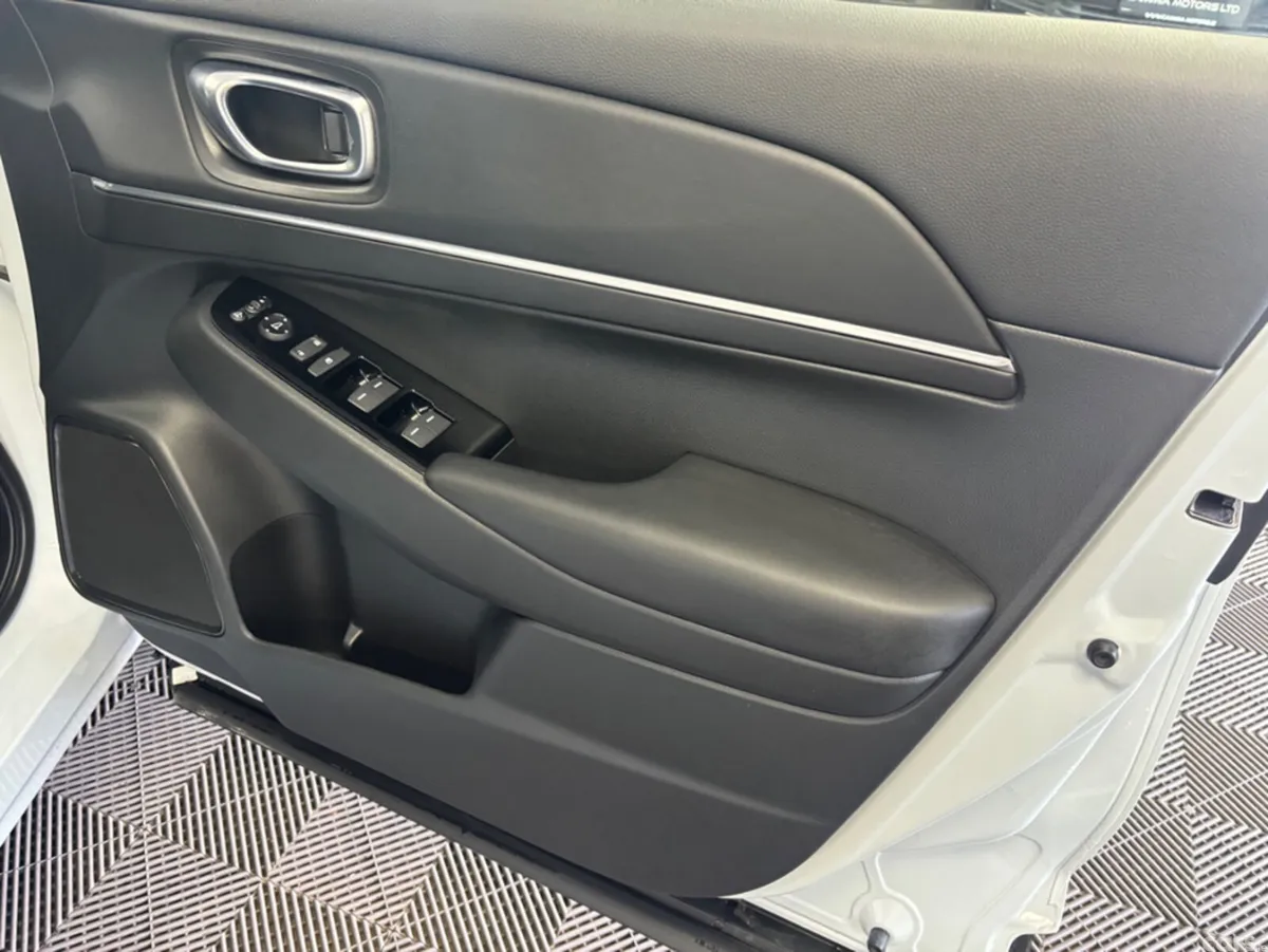 Honda Vezel SUV, Petrol Hybrid, 2022, White