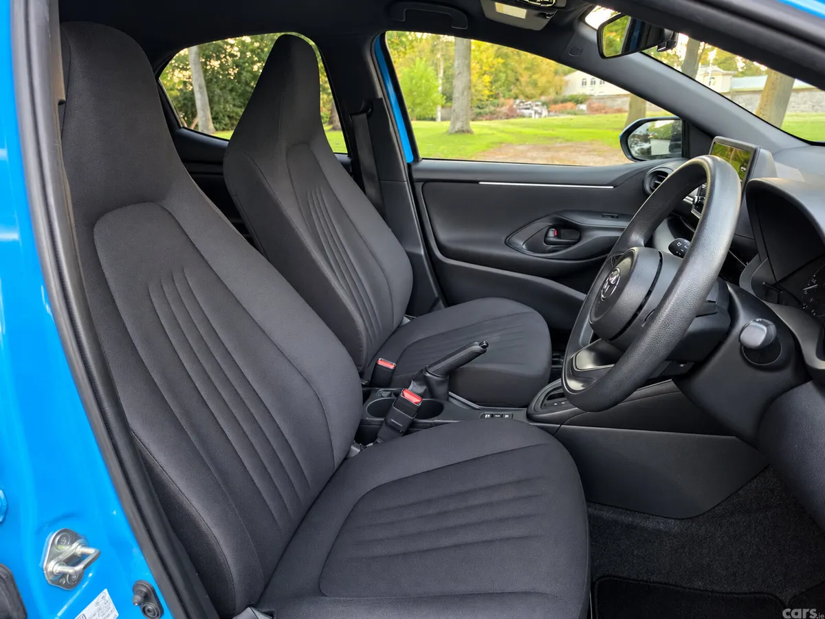 Toyota Yaris Hatchback, Petrol Hybrid, 2023, Blue