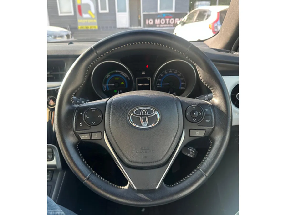 Toyota Auris Hatchback, Petrol Hybrid, 2016, White