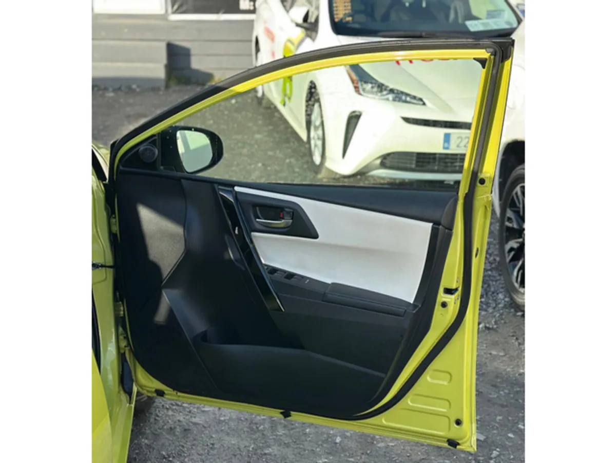 Toyota Auris Hatchback, Petrol Hybrid, 2016, Green
