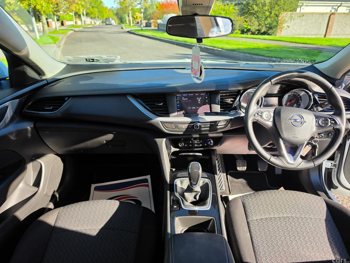 Opel Insignia Hatchback, Diesel, 2020, White