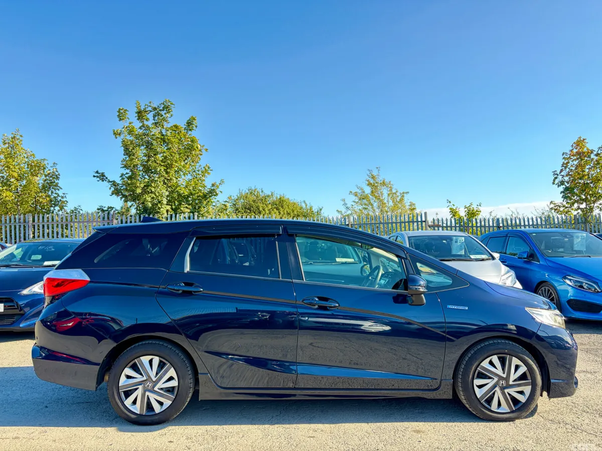 Honda Shuttle MPV, Petrol Hybrid, 2015, Blue