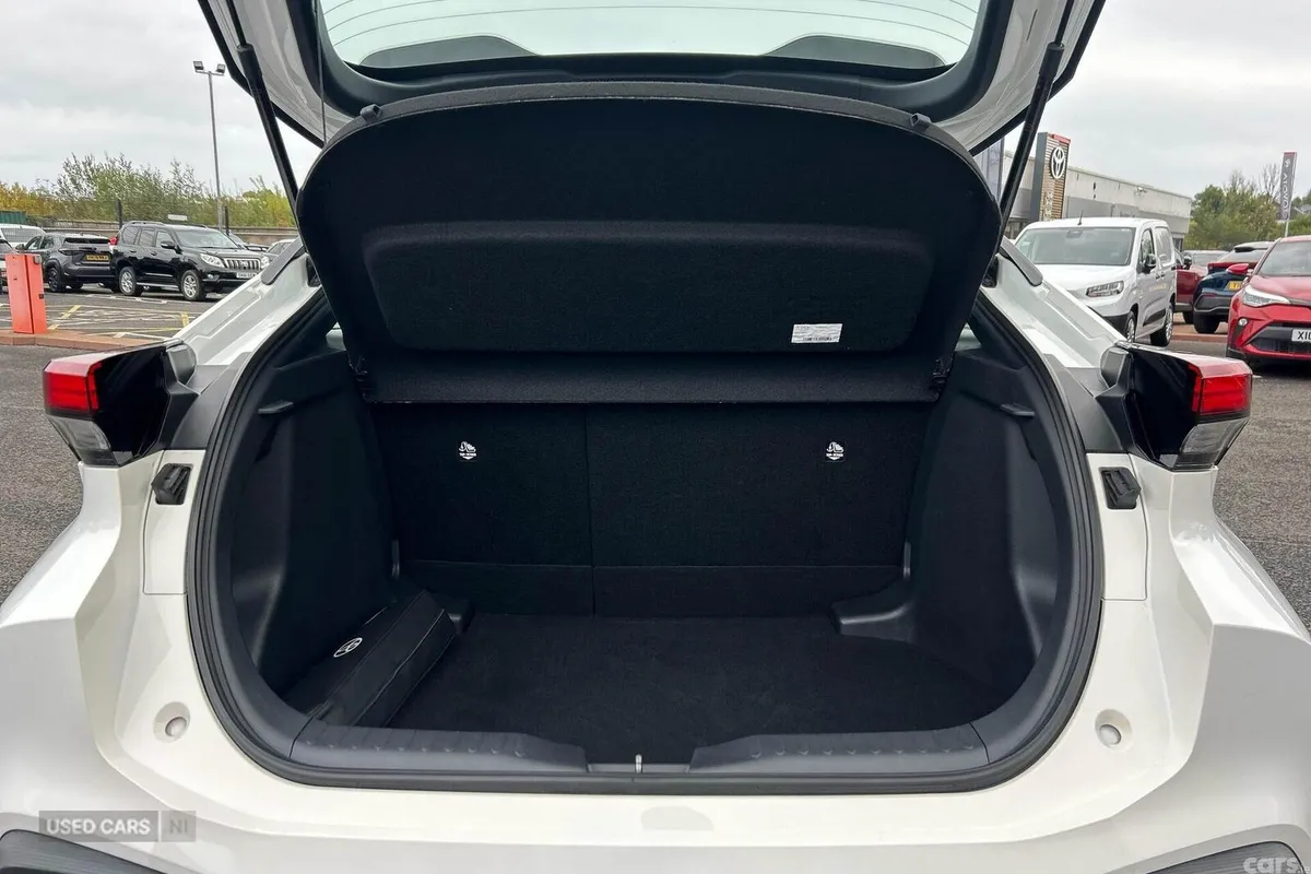Toyota C-HR SUV, Petrol Hybrid, 2024, White