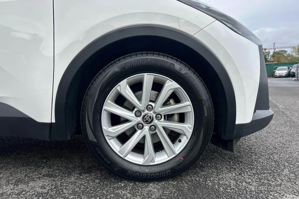 Toyota C-HR SUV, Petrol Hybrid, 2024, White