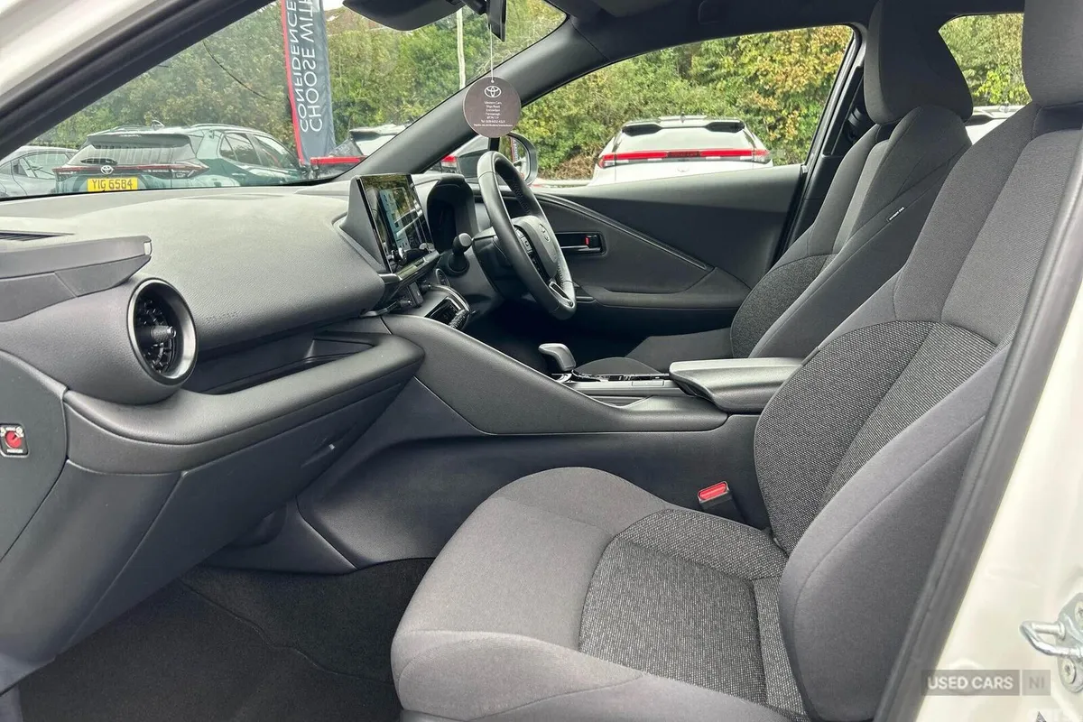 Toyota C-HR SUV, Petrol Hybrid, 2024, White