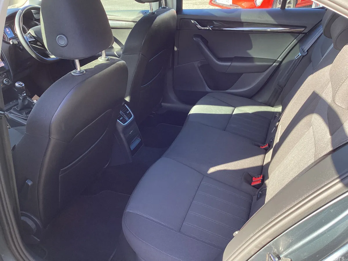 Skoda Octavia Saloon, Petrol, 2018, Grey