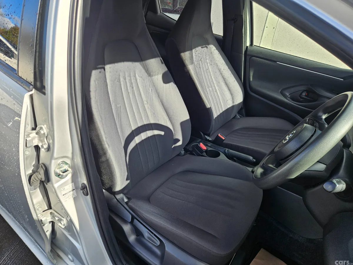 Toyota Yaris Hatchback, Petrol Hybrid, 2021, Silver