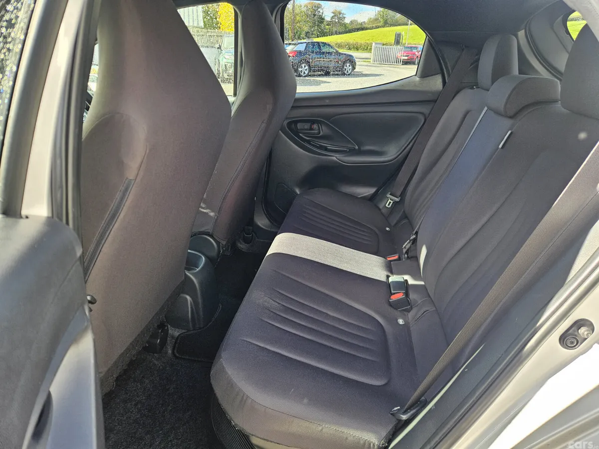 Toyota Yaris Hatchback, Petrol Hybrid, 2021, Silver
