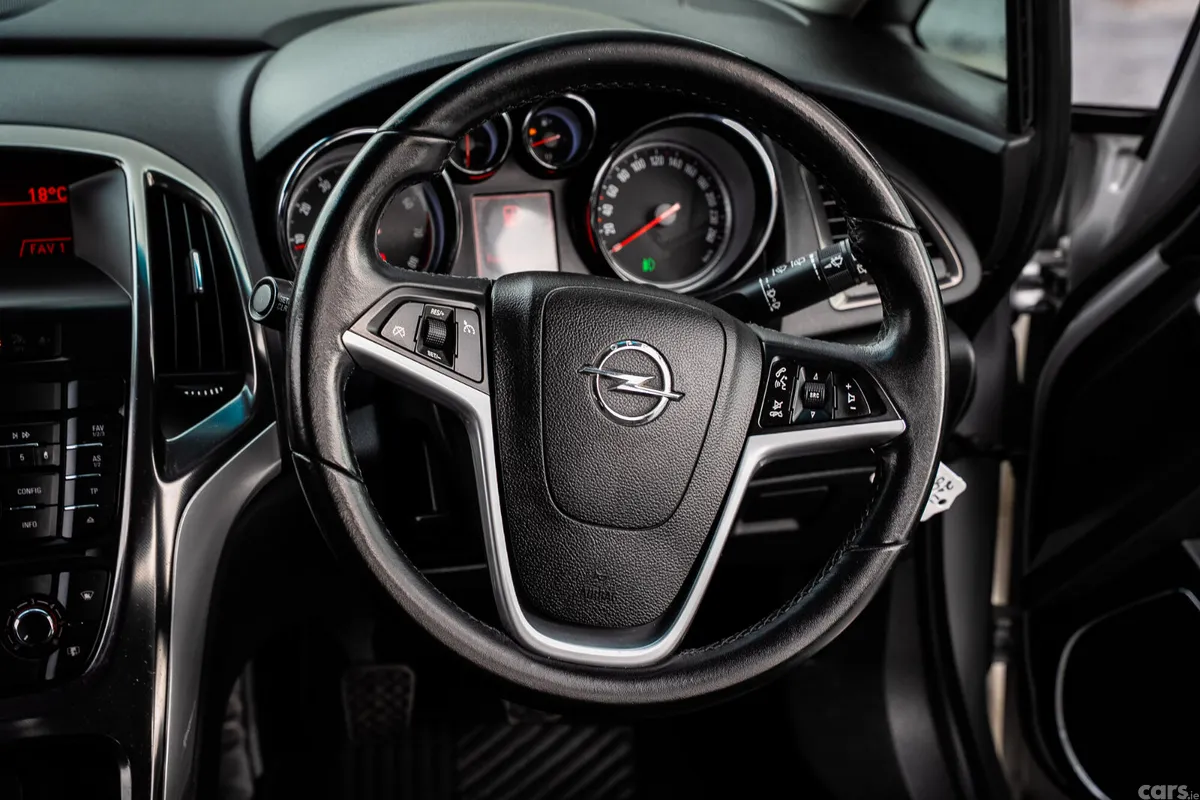Opel Astra Hatchback, Petrol, 2011, Silver