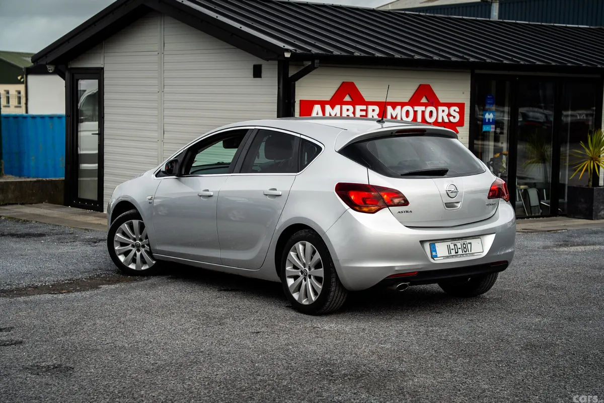 Opel Astra Hatchback, Petrol, 2011, Silver