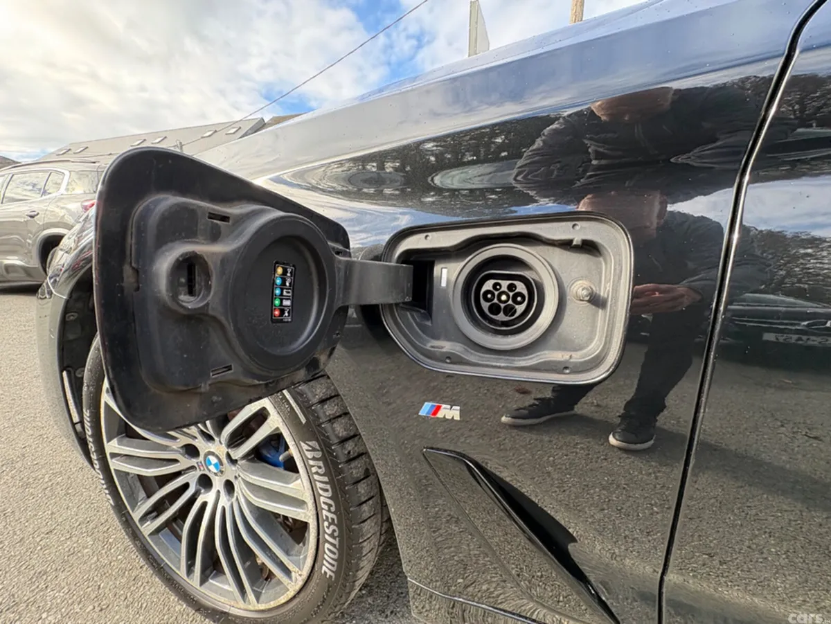 BMW 5-Series Saloon, Petrol Plug-in Hybrid, 2019, Black