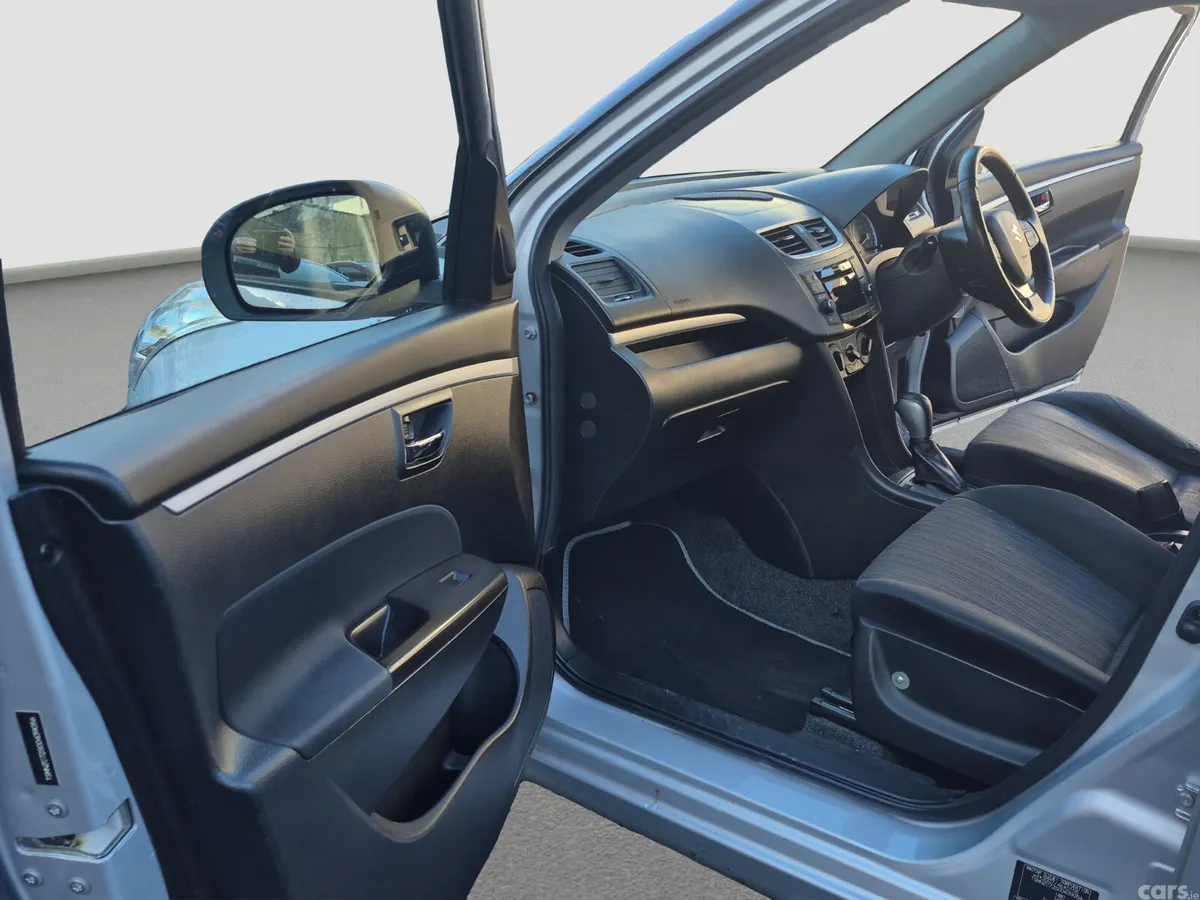Suzuki Swift Hatchback, Petrol, 2014, Silver
