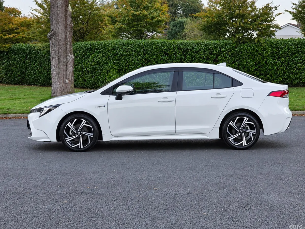 Toyota Corolla Saloon, Petrol Hybrid, 2019, White