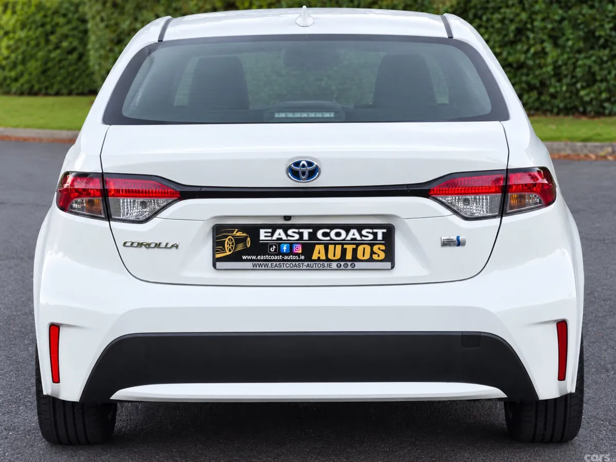 Toyota Corolla Saloon, Petrol Hybrid, 2019, White