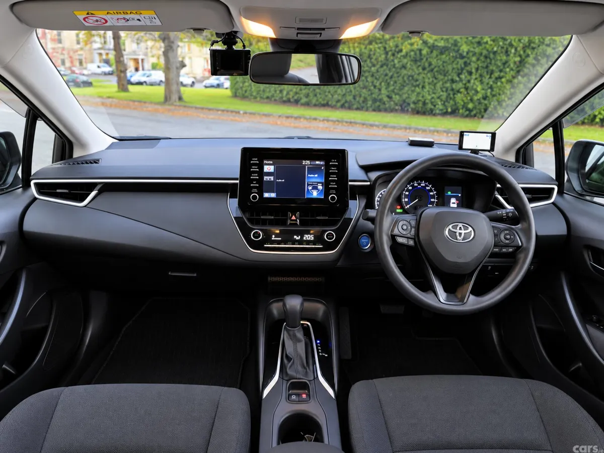 Toyota Corolla Saloon, Petrol Hybrid, 2019, White