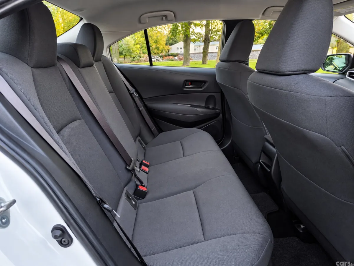 Toyota Corolla Saloon, Petrol Hybrid, 2019, White