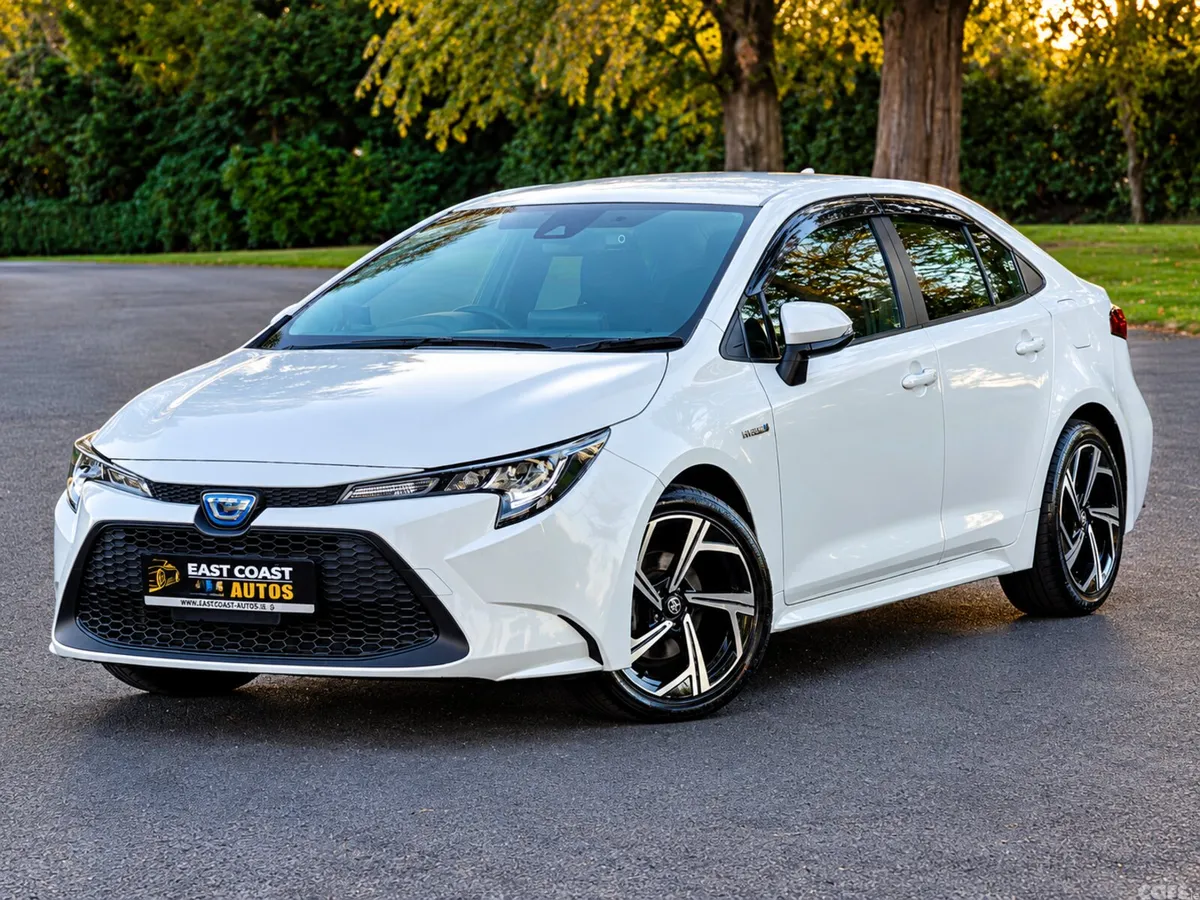 Toyota Corolla Saloon, Petrol Hybrid, 2019, White