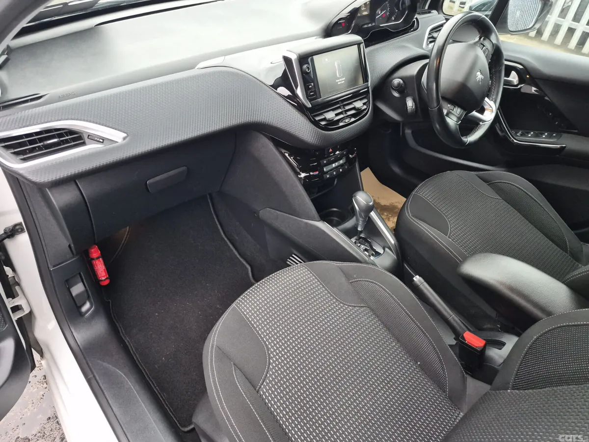 Peugeot 208 Hatchback, Petrol, 2016, White