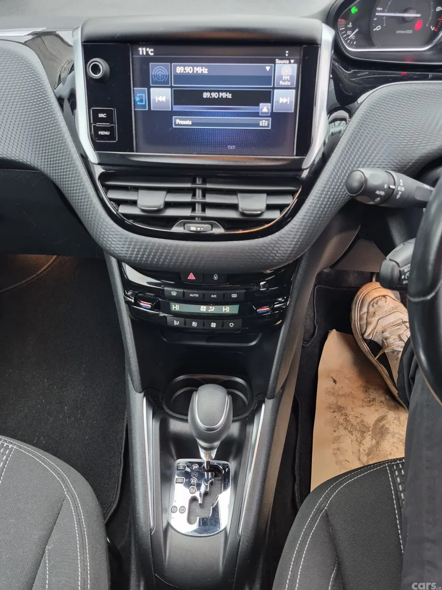 Peugeot 208 Hatchback, Petrol, 2016, White