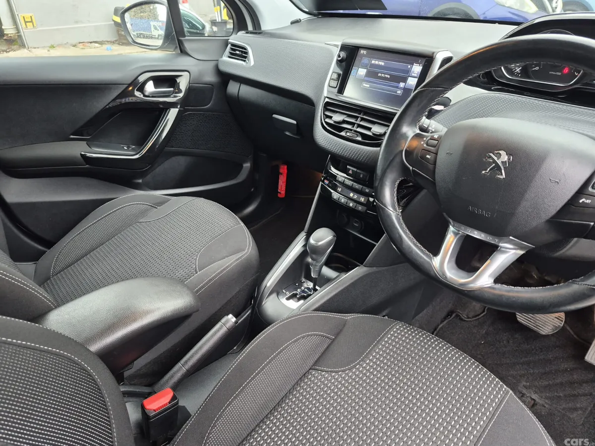 Peugeot 208 Hatchback, Petrol, 2016, White